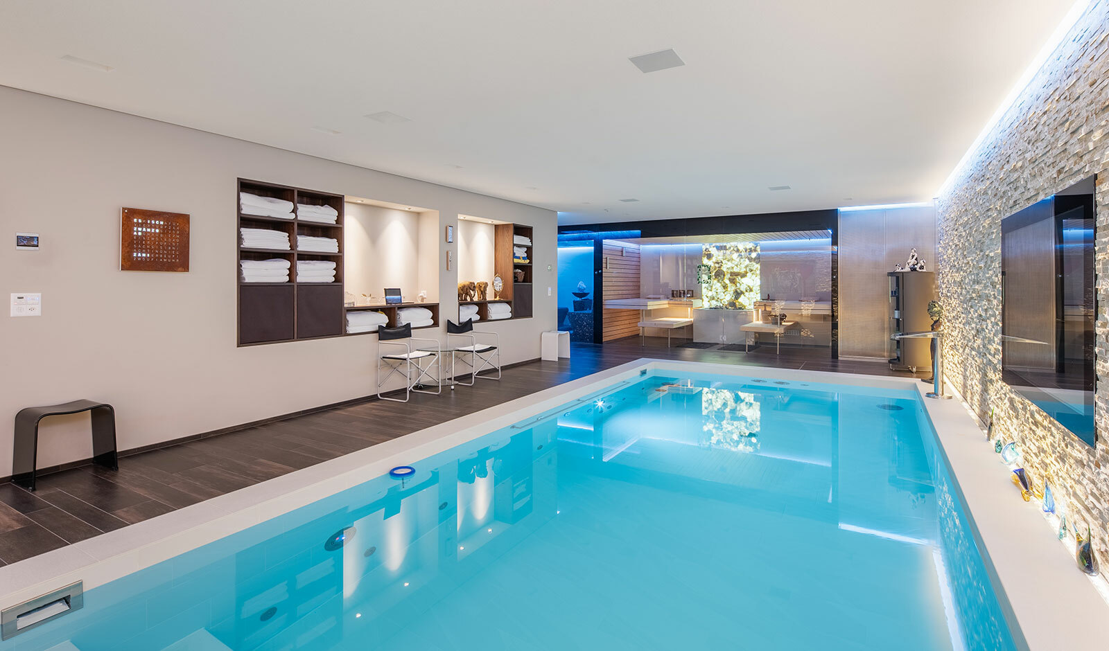 Innenpool mit Spa-Bereich