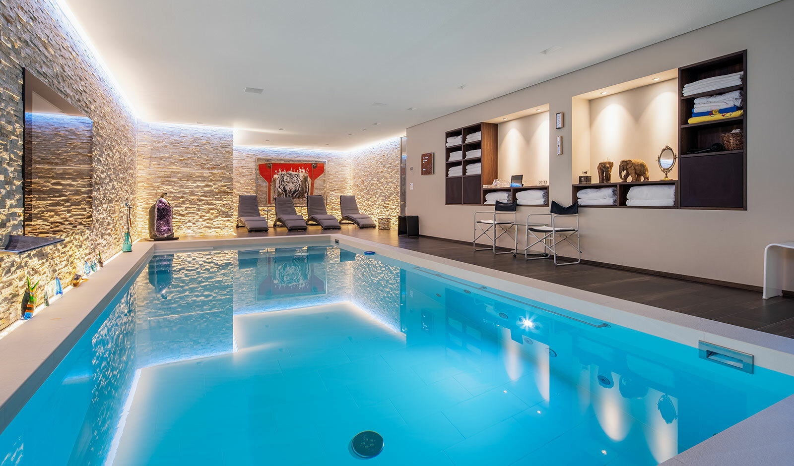 Innenpool mit luxuriösem Wellnessbereich