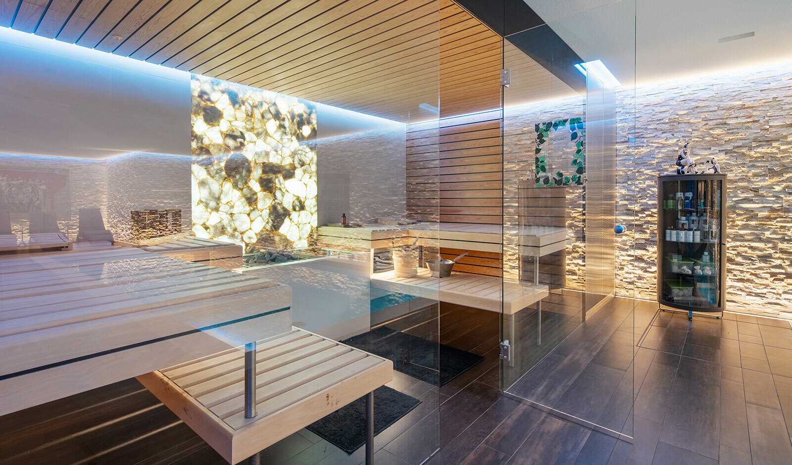 Moderne Wellness-Sauna mit Glasfront