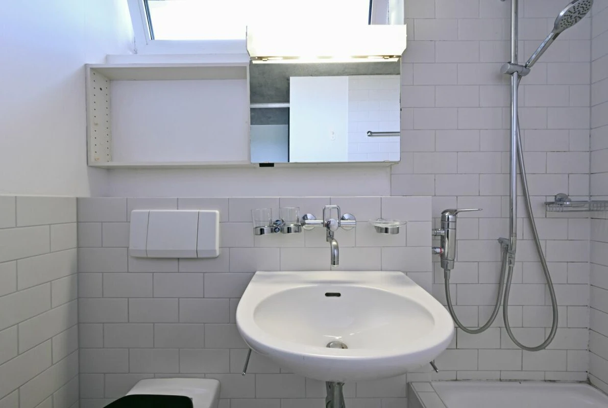 Kompaktes Badezimmer mit Dusche und Waschbecken