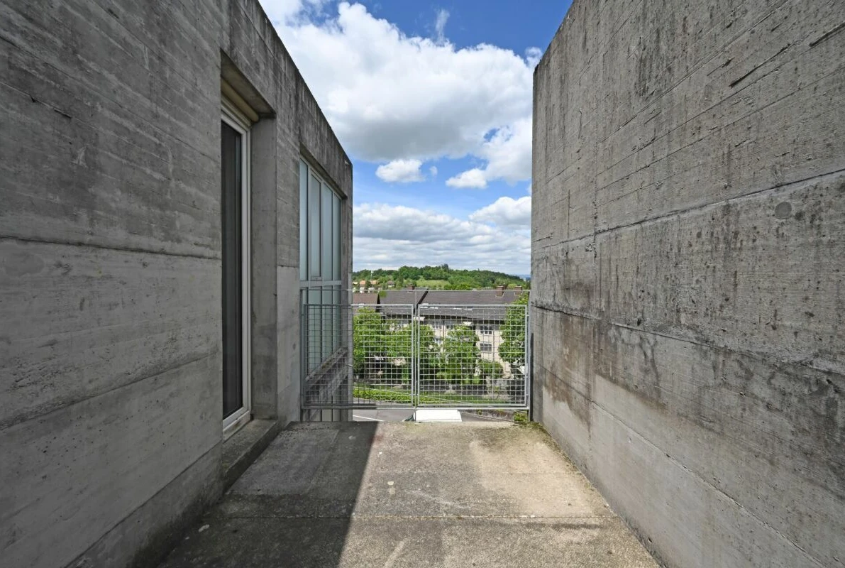 Betonbalkon mit Fernblick