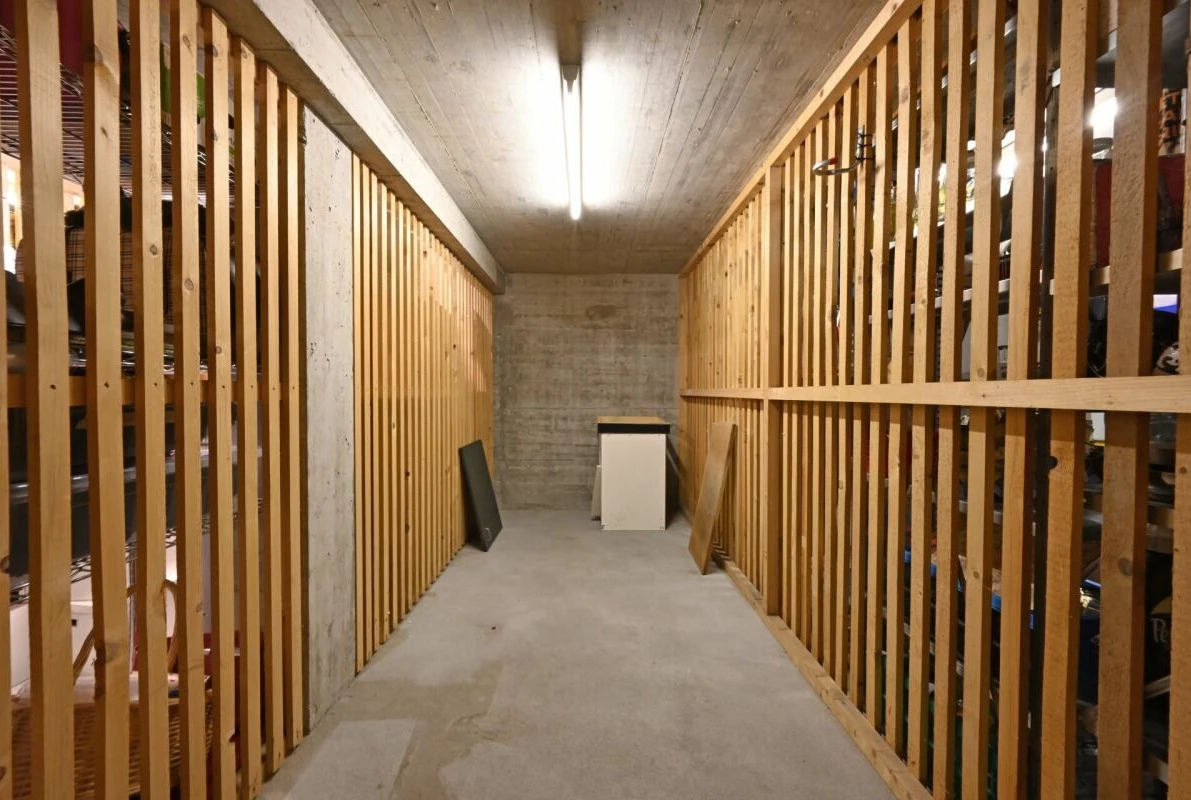 Kellergang mit Holzlamellen und Sichtbeton