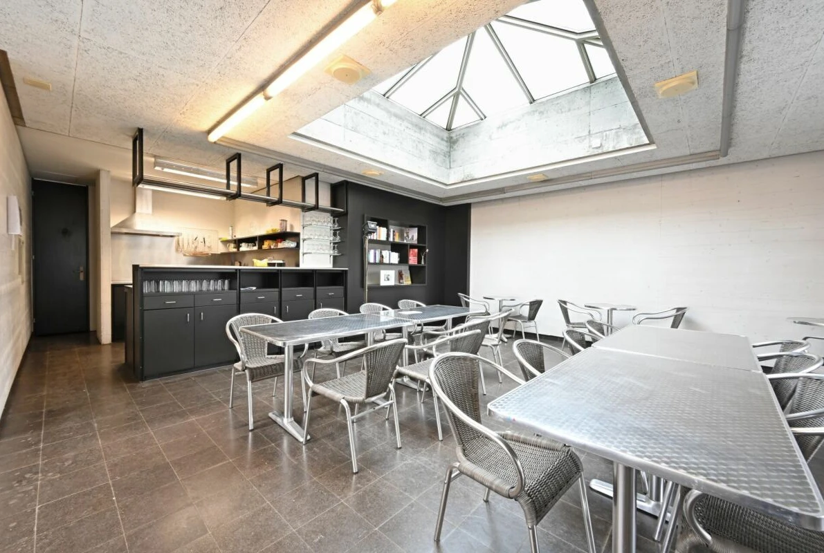 Modernes Café- oder Aufenthaltszimmer mit Oberlicht
