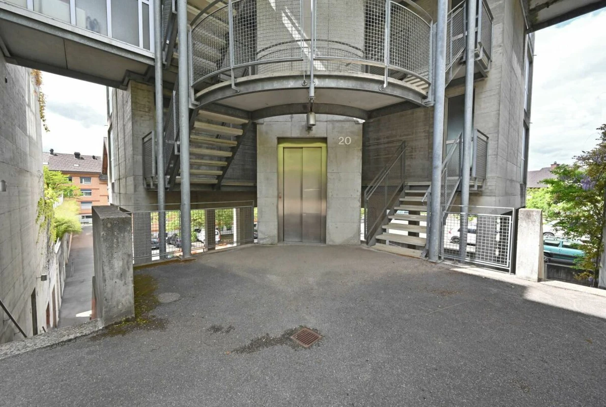 Außenbereich mit Industrie-Architektur und Aufzug