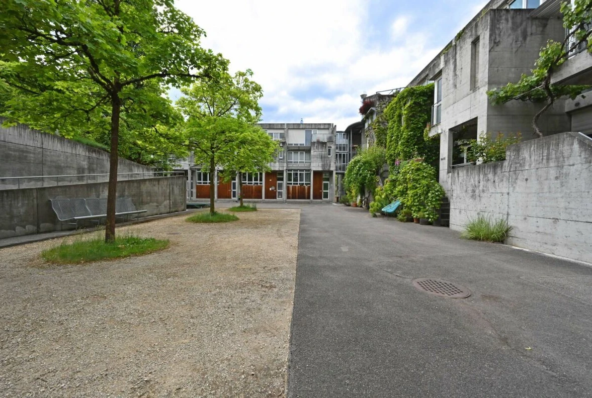 Innenhof mit Betonarchitektur und Bepflanzung