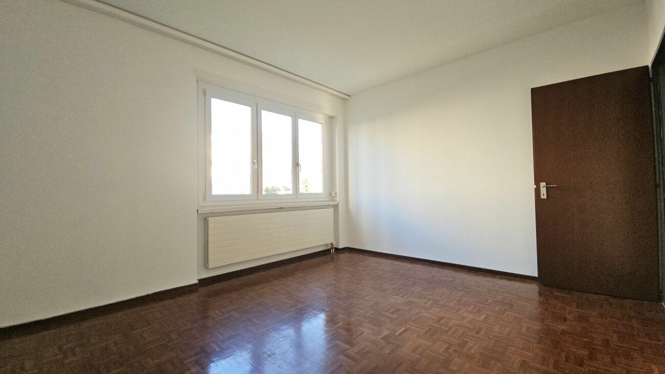 Leerer Raum mit Parkett und Fenster