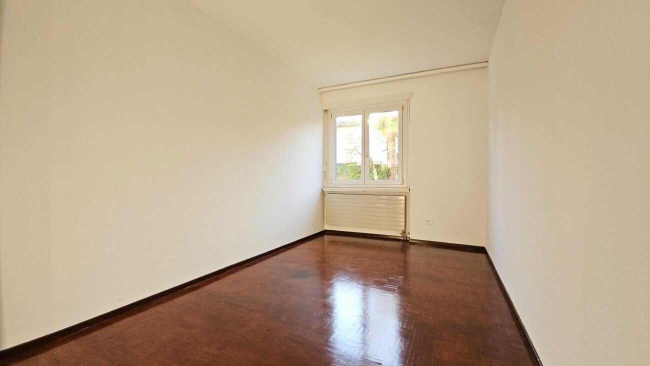 Heller, leerer Raum mit Fenster und Holzfußboden