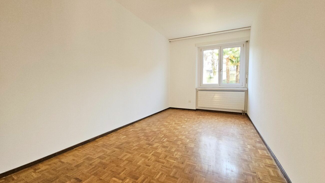 Leerer, heller Raum mit Parkettboden