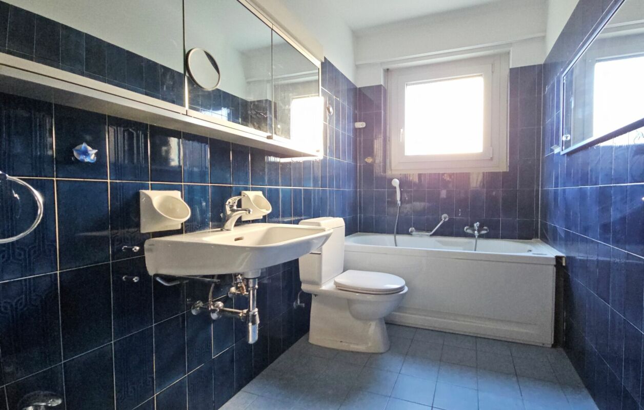 Badezimmer mit blauen Fliesen und Badewanne