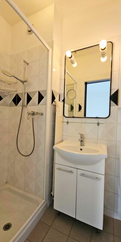 Kleines Badezimmer mit Dusche und Waschplatz