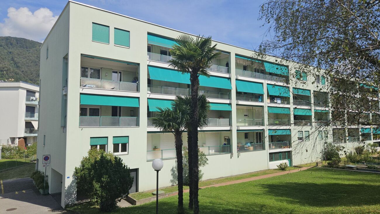 Mehrfamilienhaus mit Balkonen und Markisen