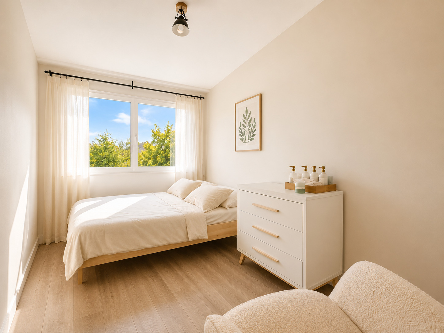 Helles Schlafzimmer mit Blick ins Grüne
