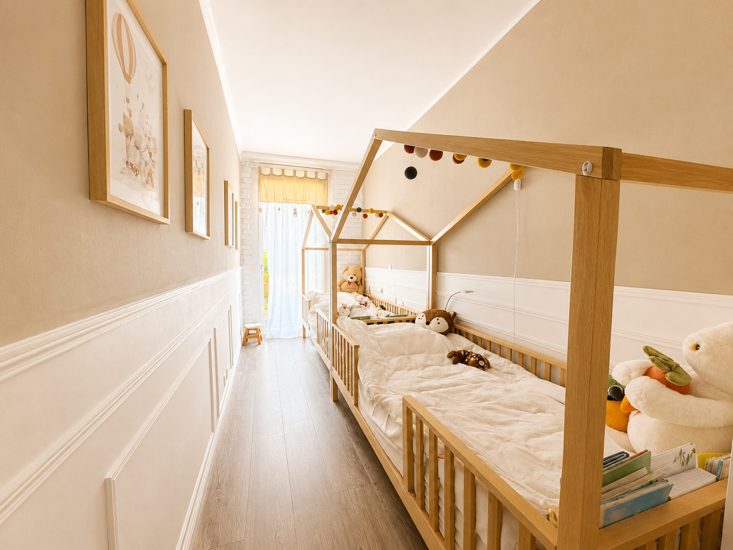 Langer Kinderzimmer-Flur mit Holzbetten