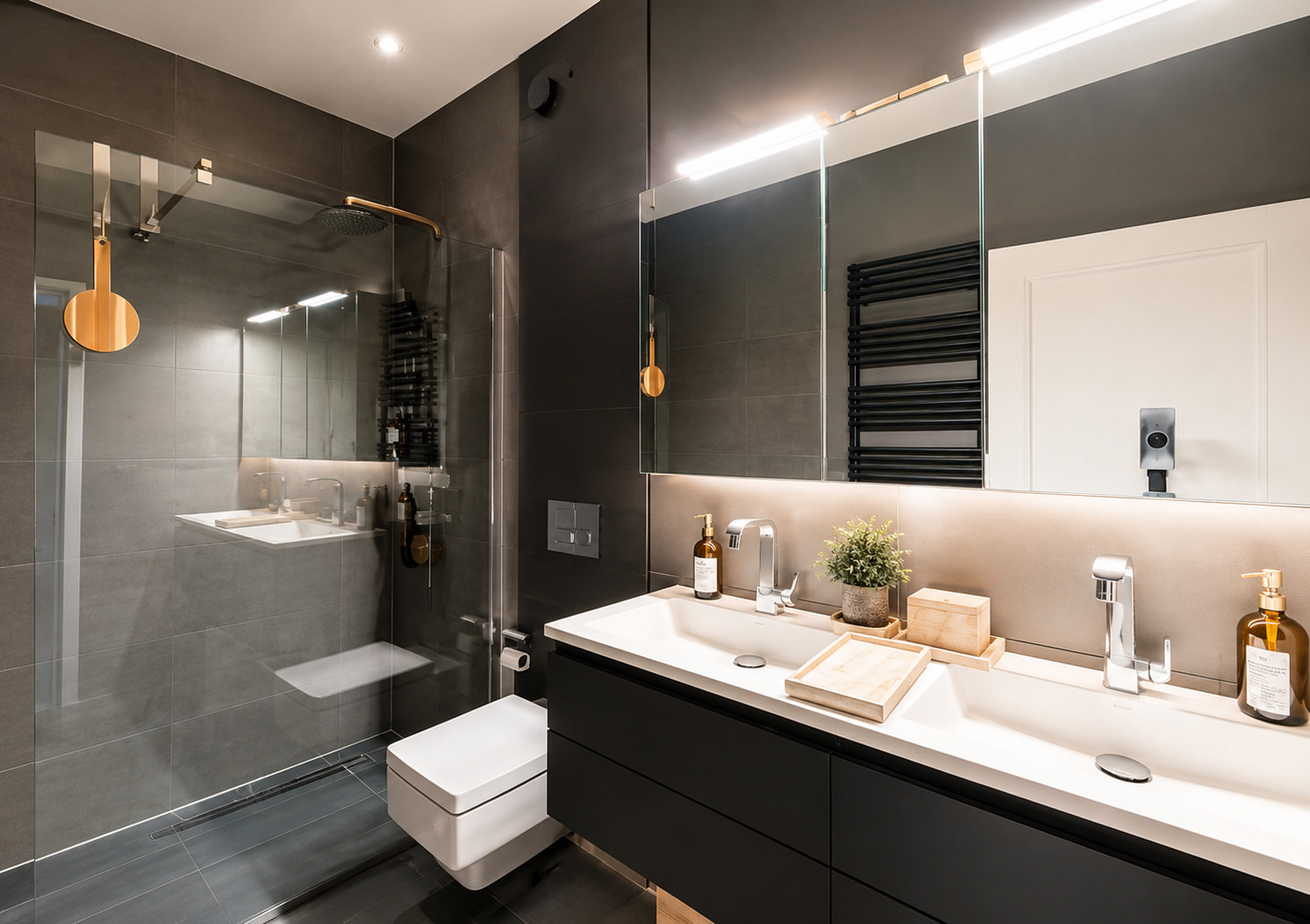 Modernes Badezimmer mit Doppelwaschtisch und Walk-in-Dusche