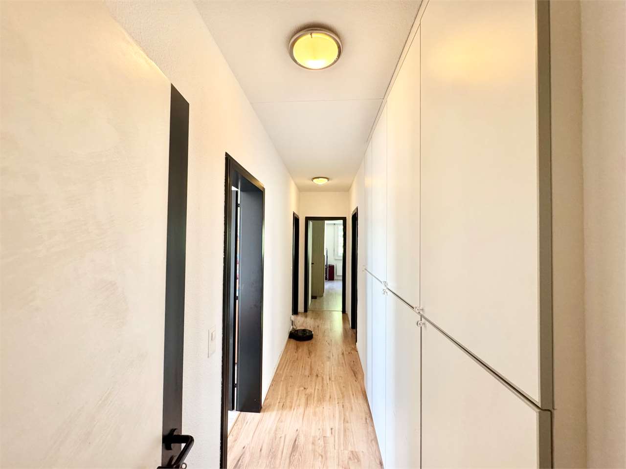 Heller Flur mit Einbauschrank