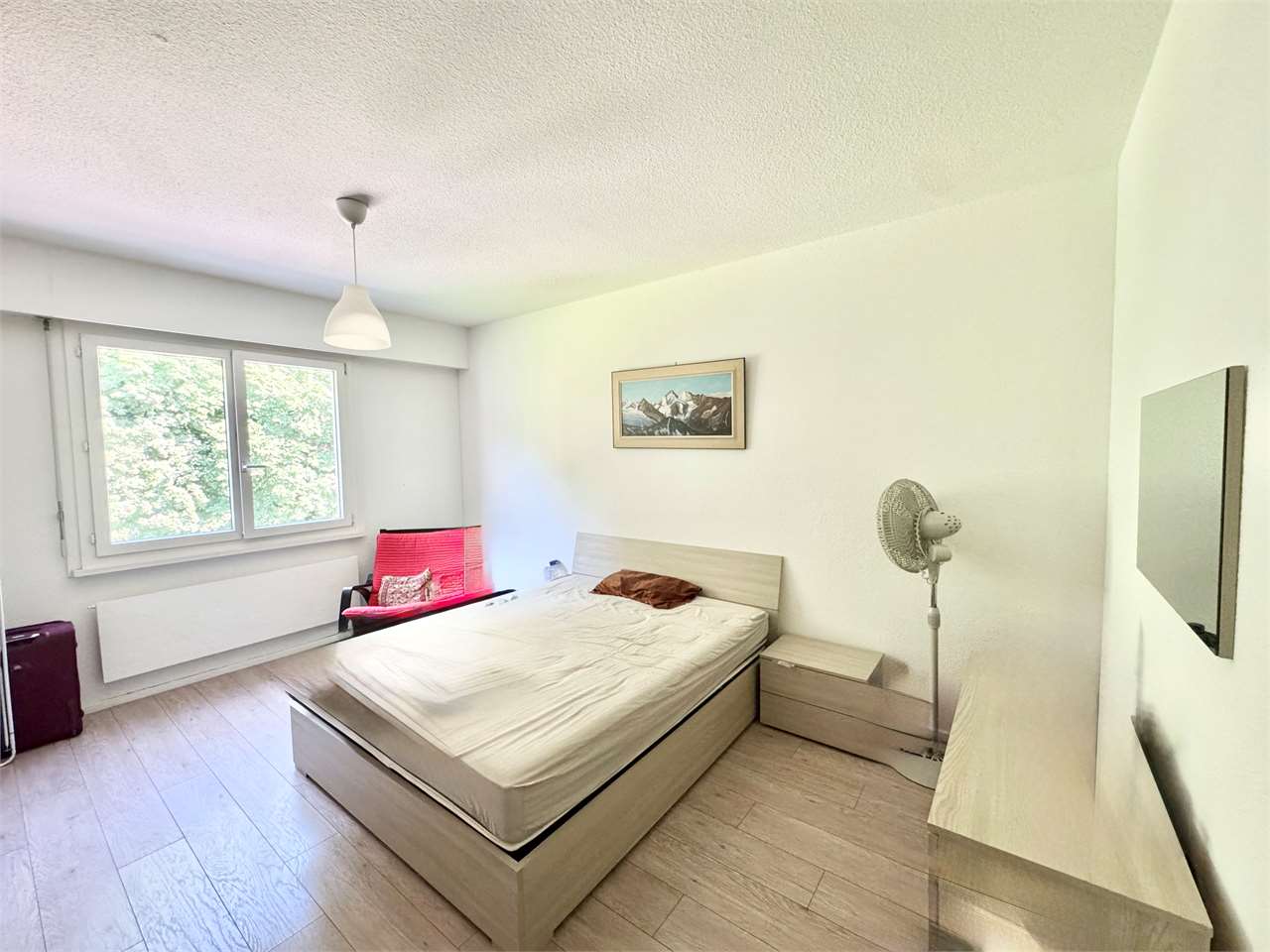 Helles Schlafzimmer mit einfachem Mobiliar