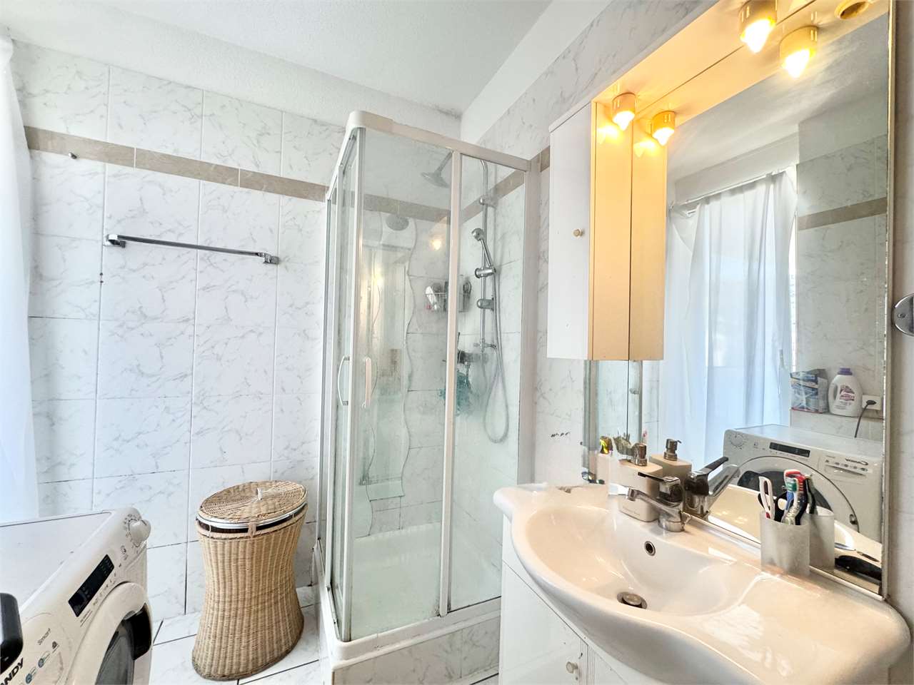 Modernes Badezimmer mit Dusche und Waschbecken