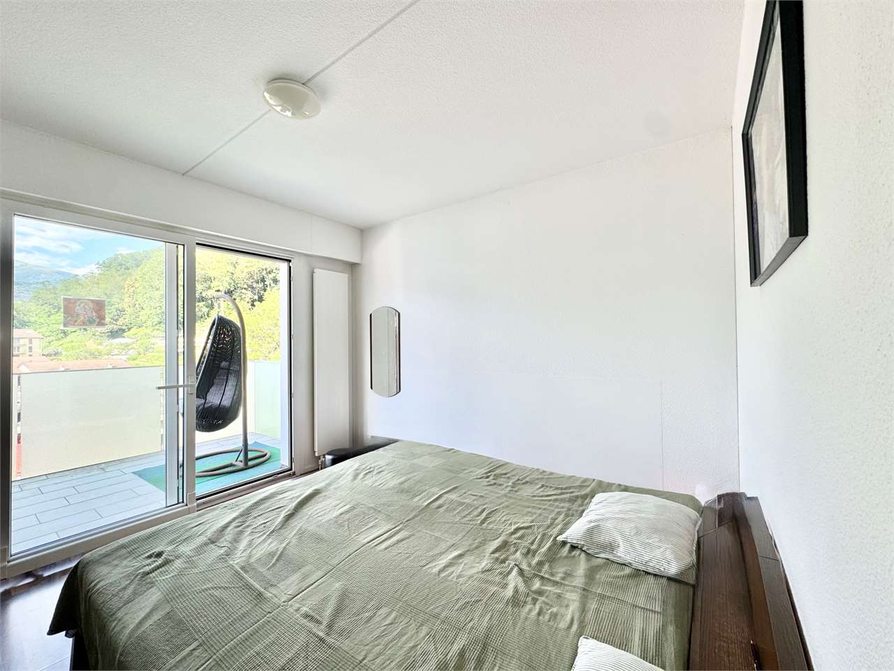 Helles Schlafzimmer mit Balkonzugang