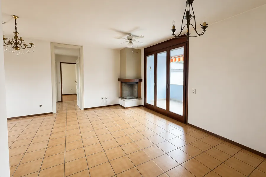 Heller Wohnraum mit Kamin und Terrasse