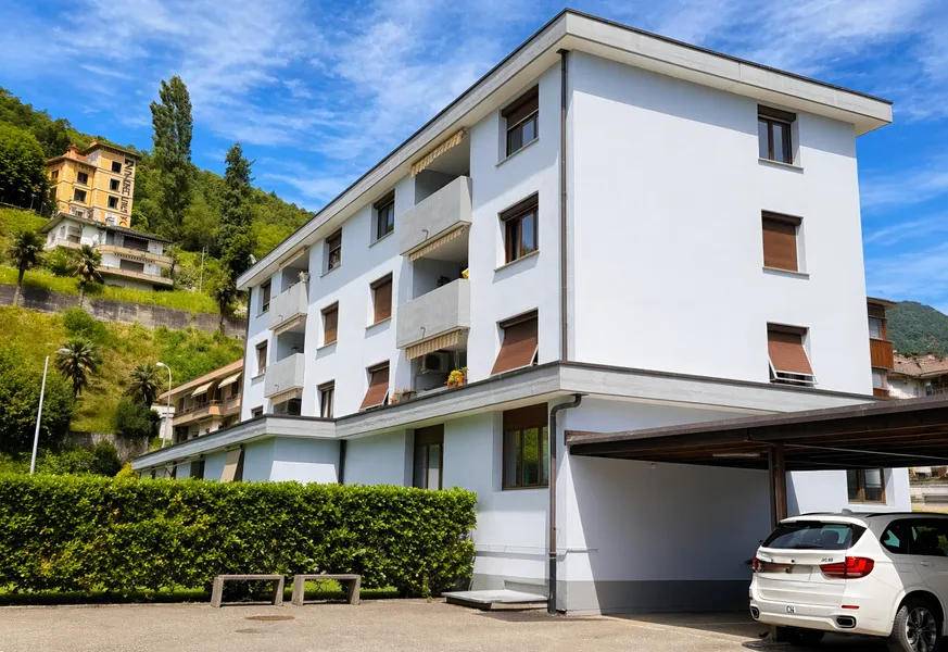 Mehrfamilienhaus mit Parkplatz in sonniger Hanglage