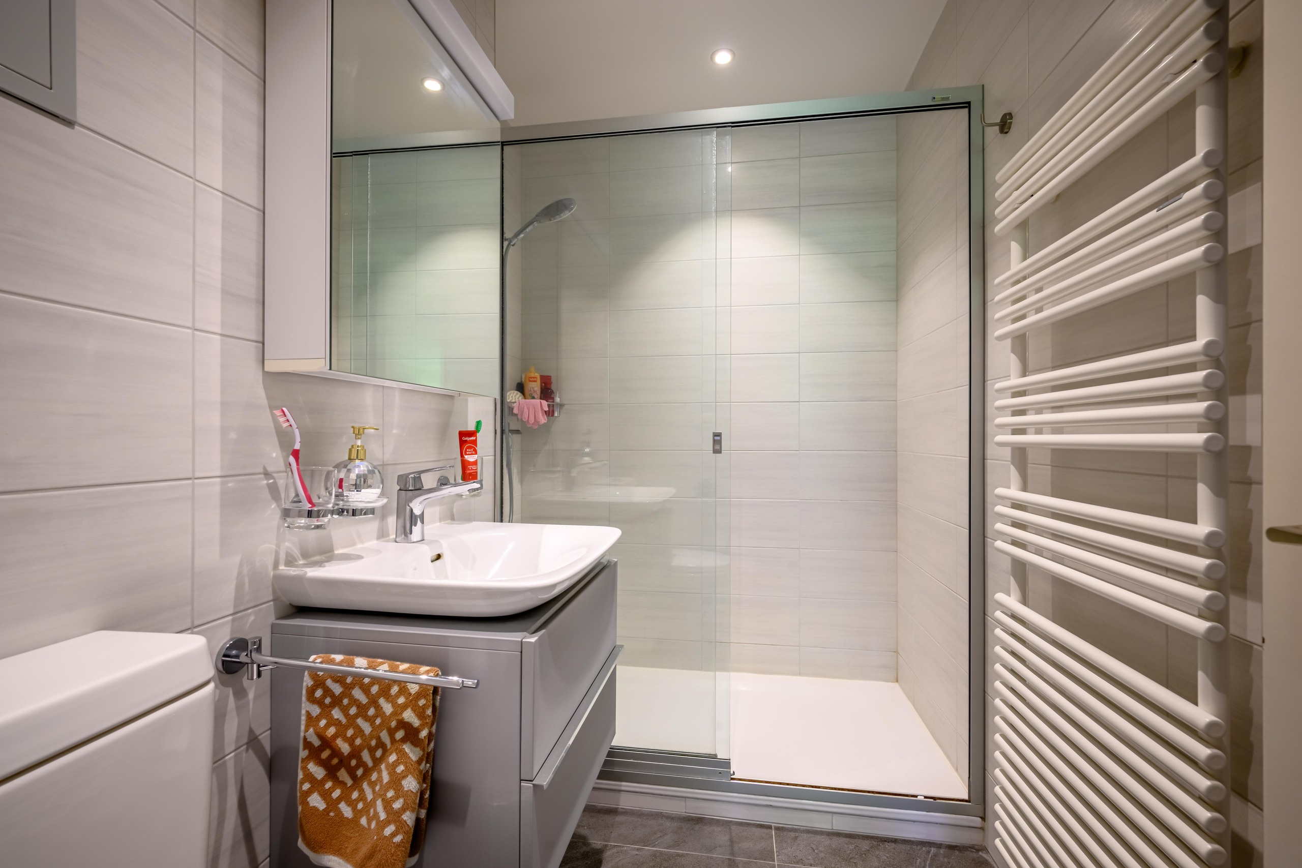 Modernes Badezimmer mit Glasdusche und Waschtisch