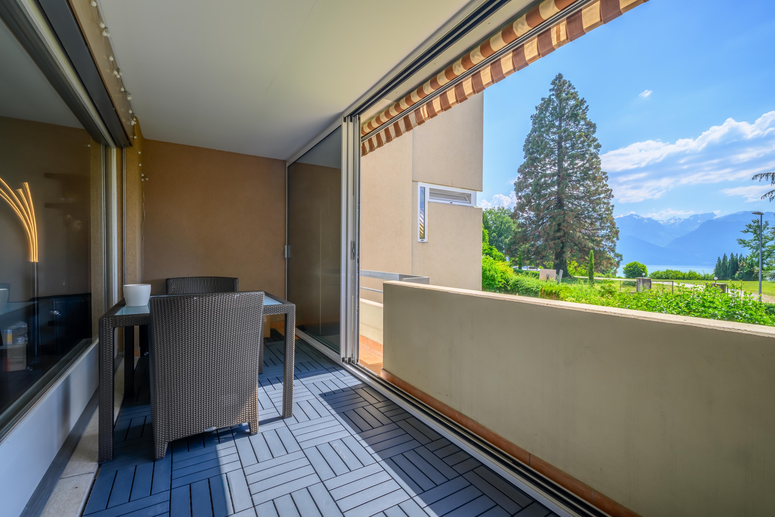 Überdachter Balkon mit Seeblick