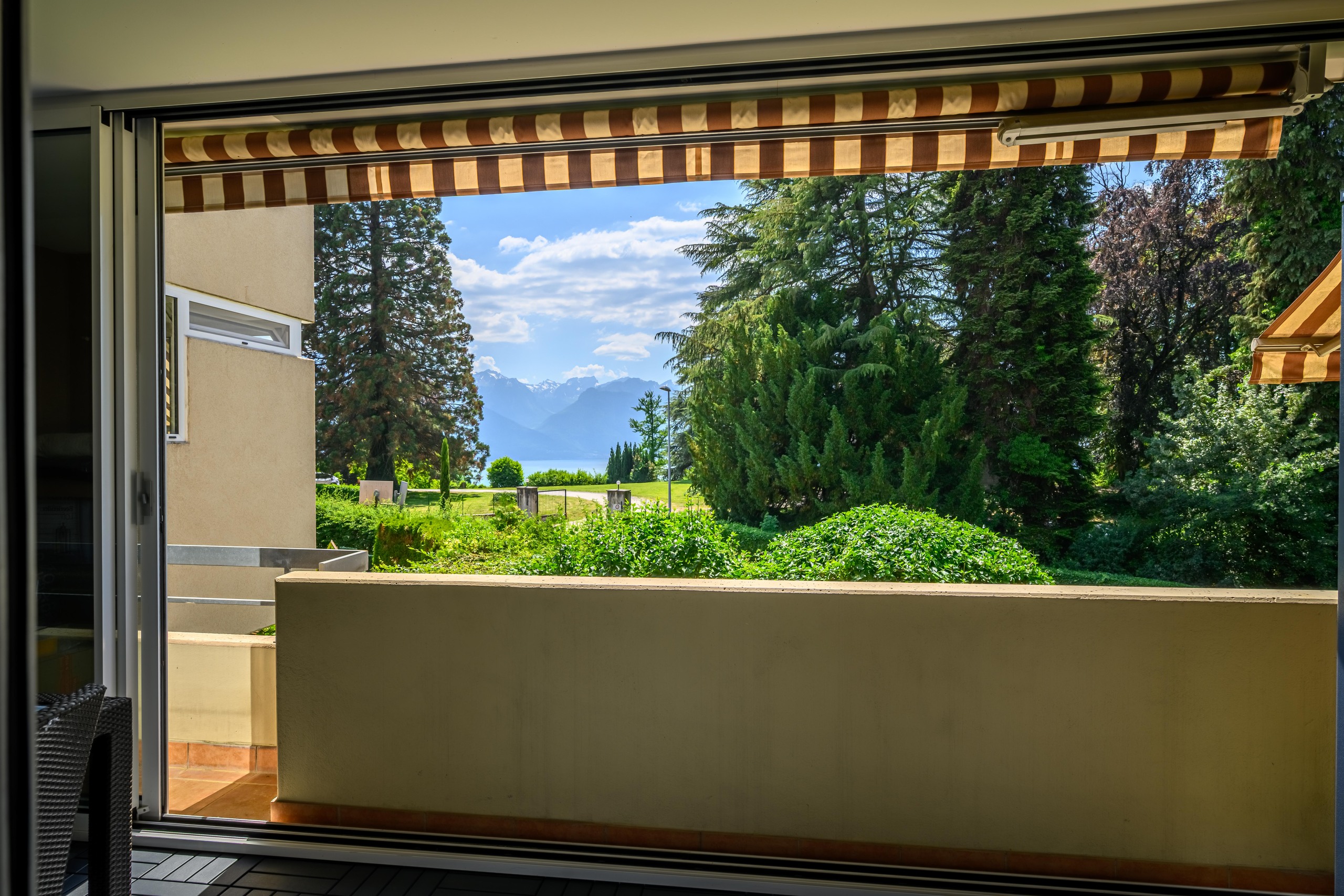 Balkon mit Panoramablick auf See und Berge