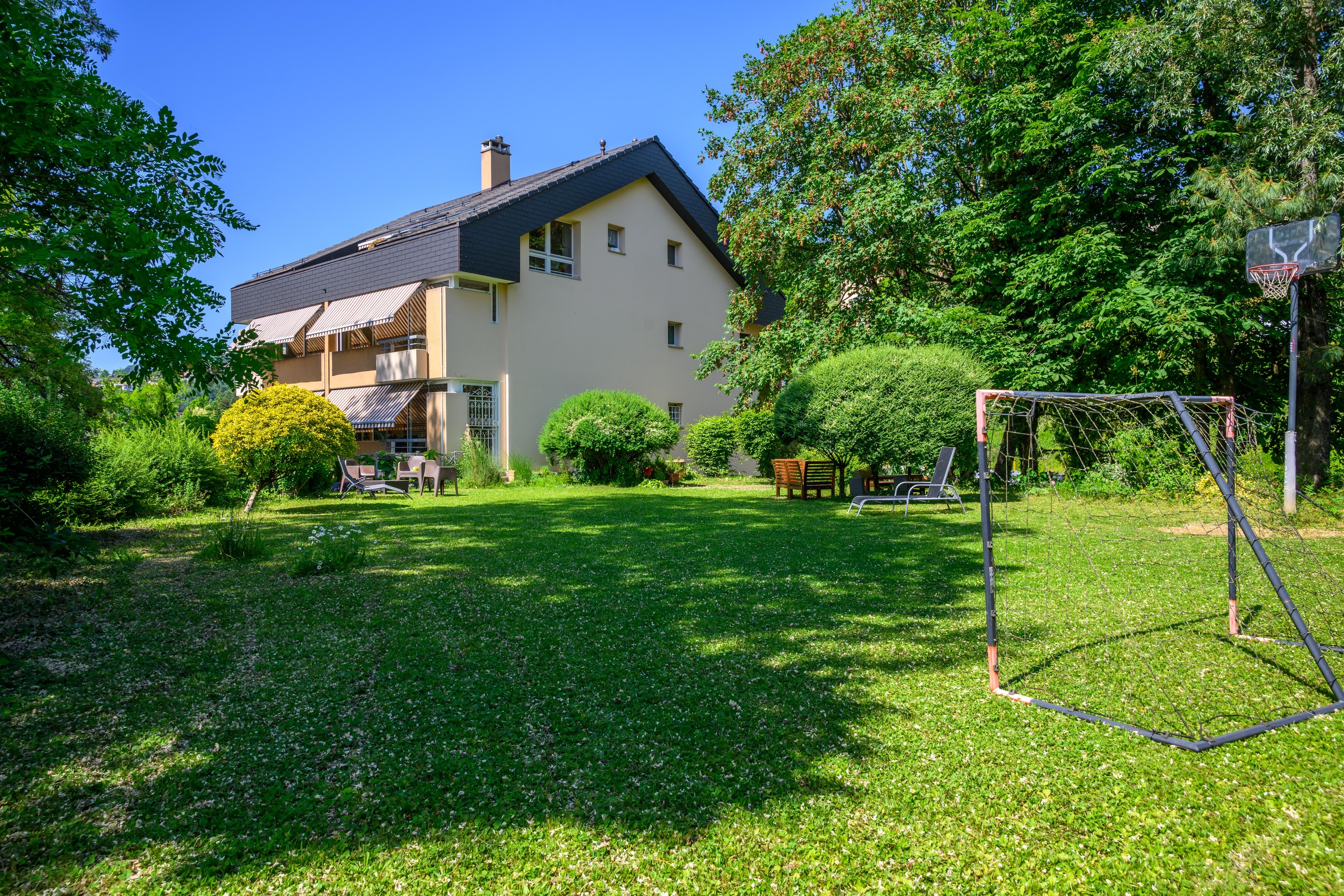 Großer Garten mit freistehendem Wohnhaus