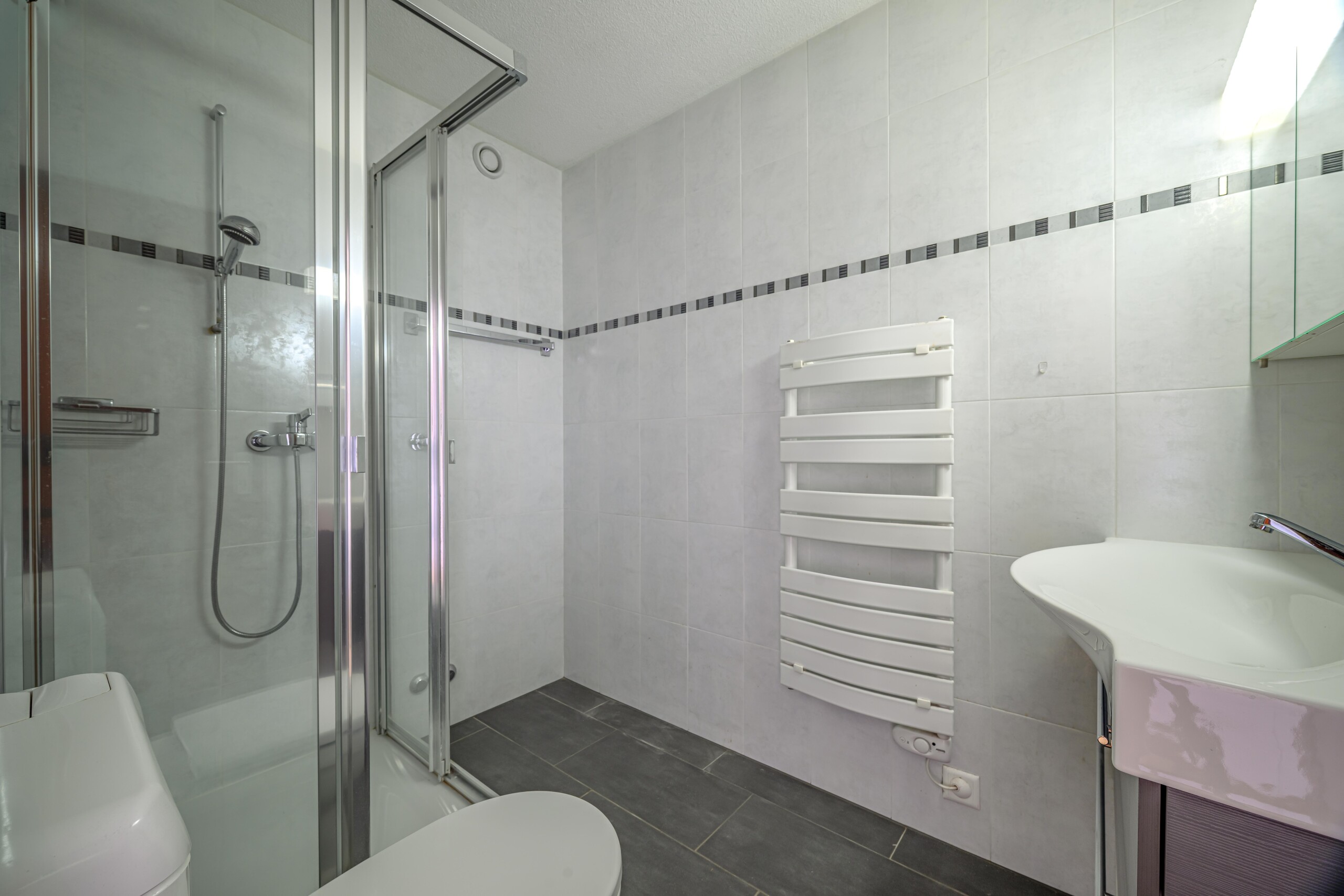 Modernes Badezimmer mit Glasdusche