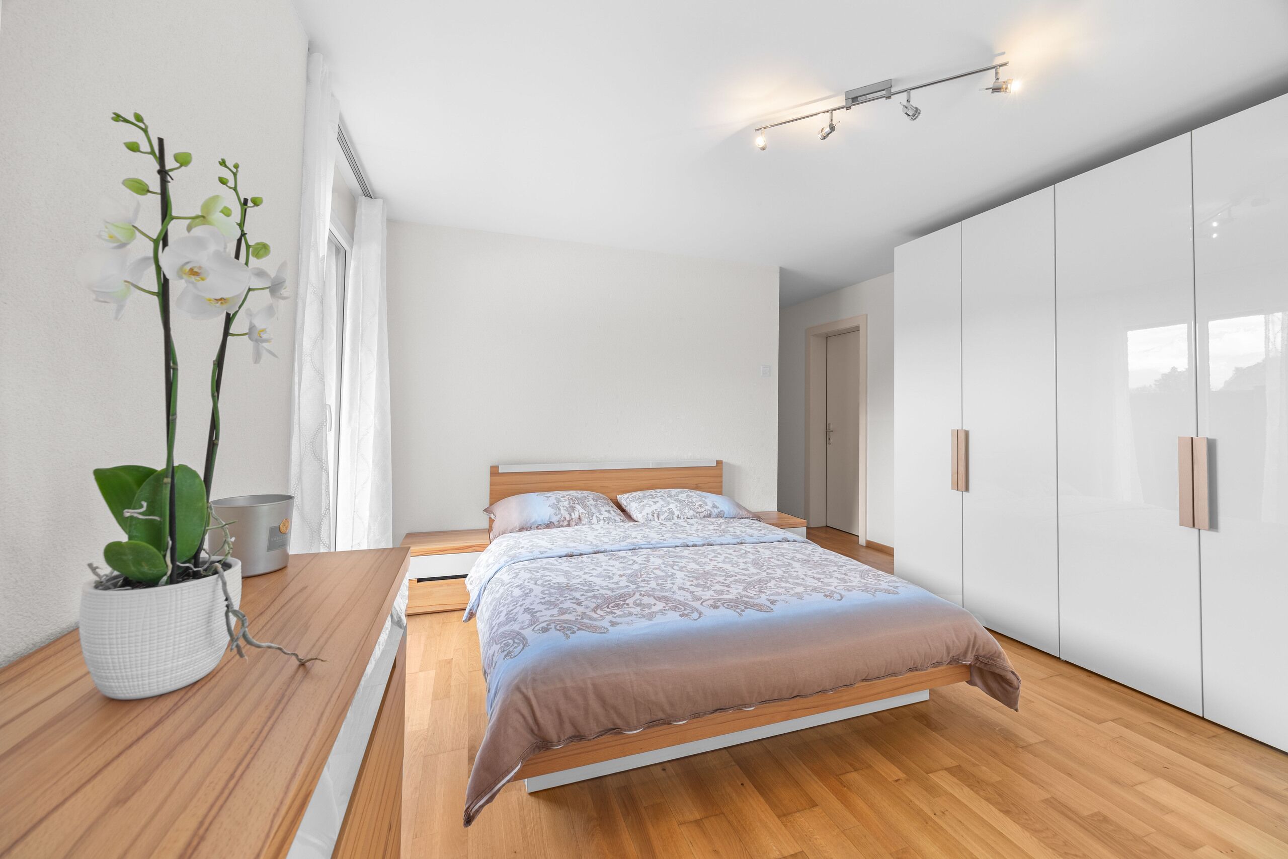 Helles Schlafzimmer mit schlichter Ausstattung