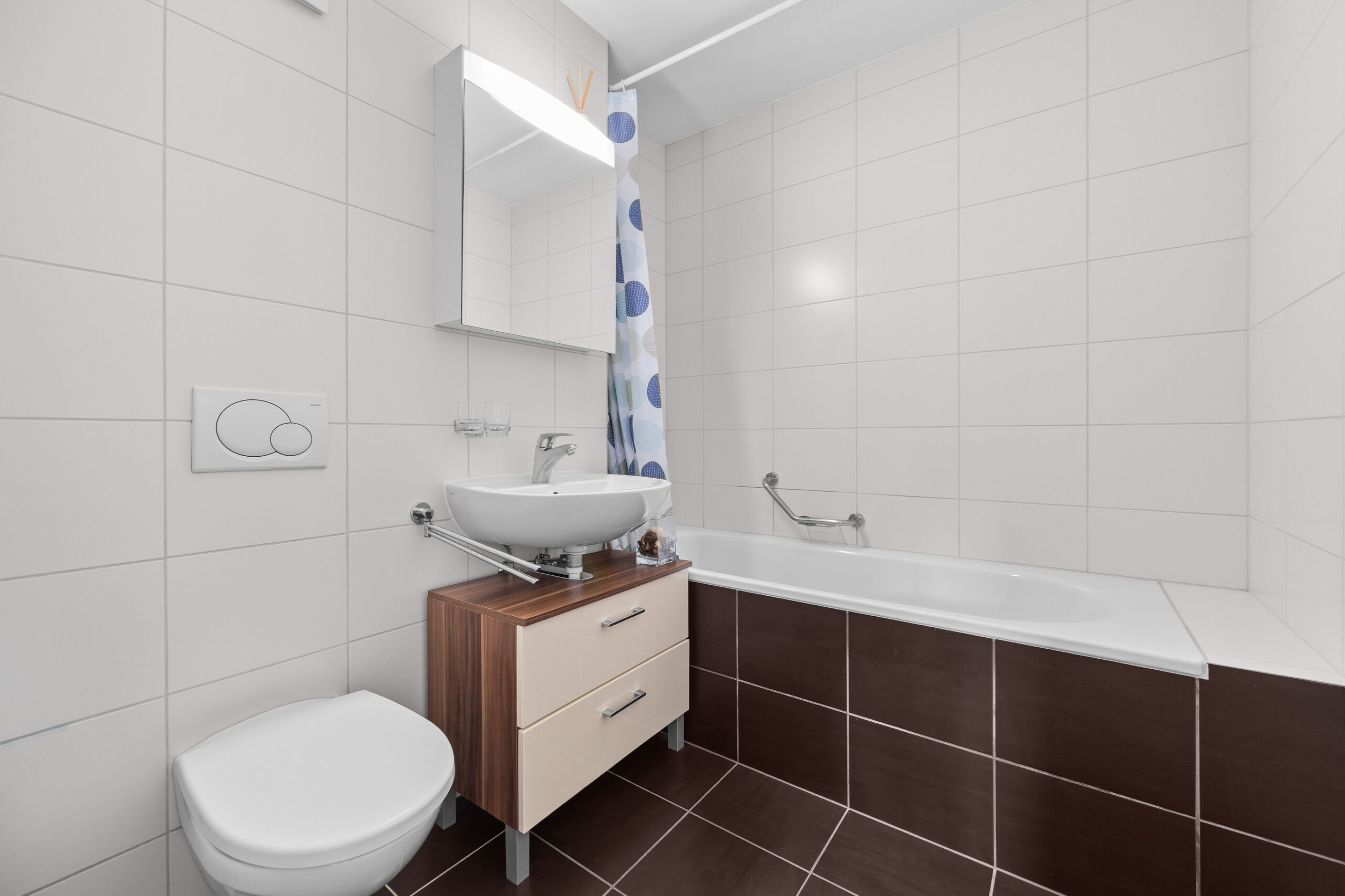 Modernes Badezimmer mit Badewanne und wandhängendem WC