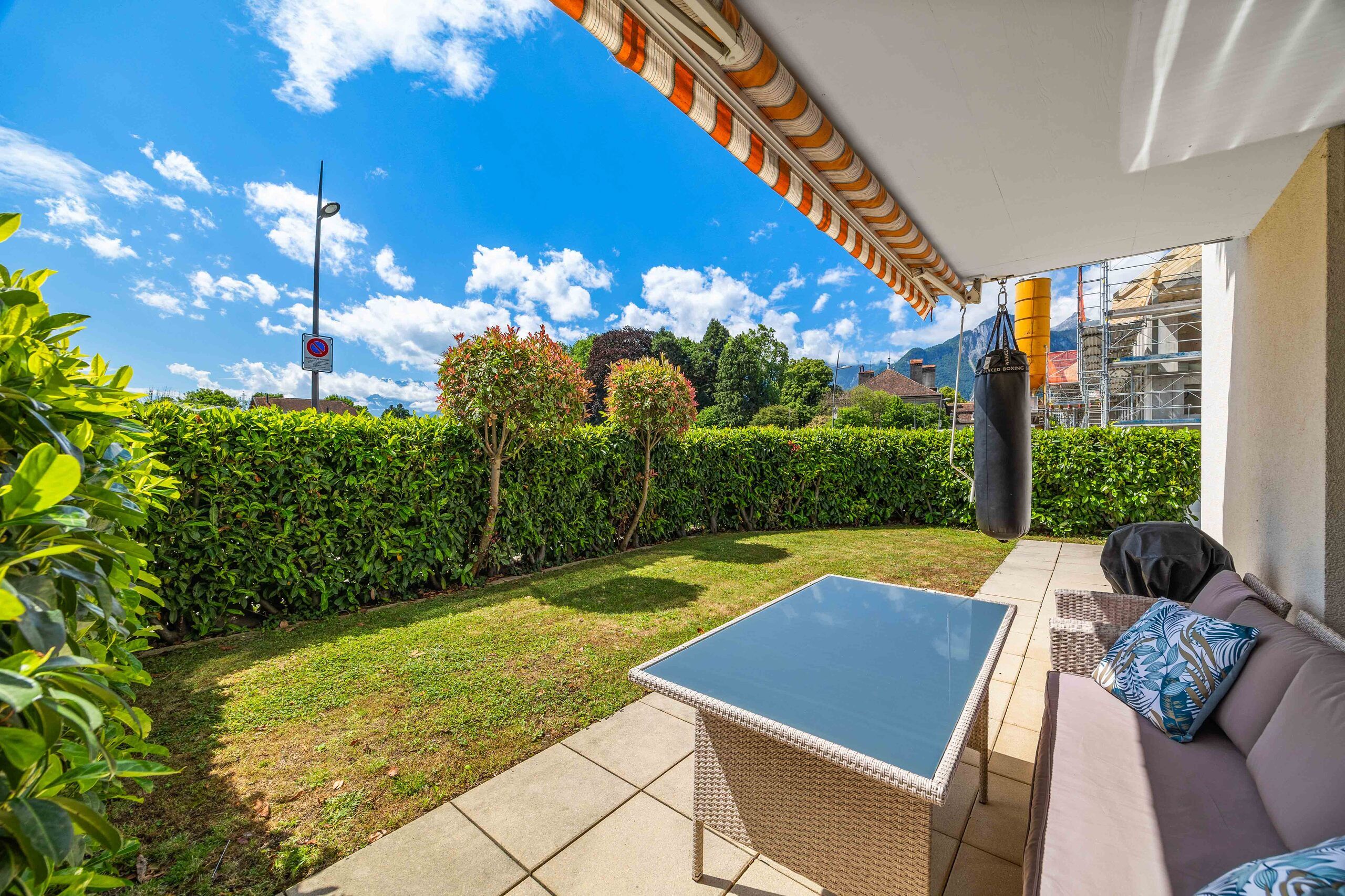 Überdachte Terrasse mit Gartenblick