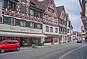Straßenansicht eines Wohn- und Geschäftshauses