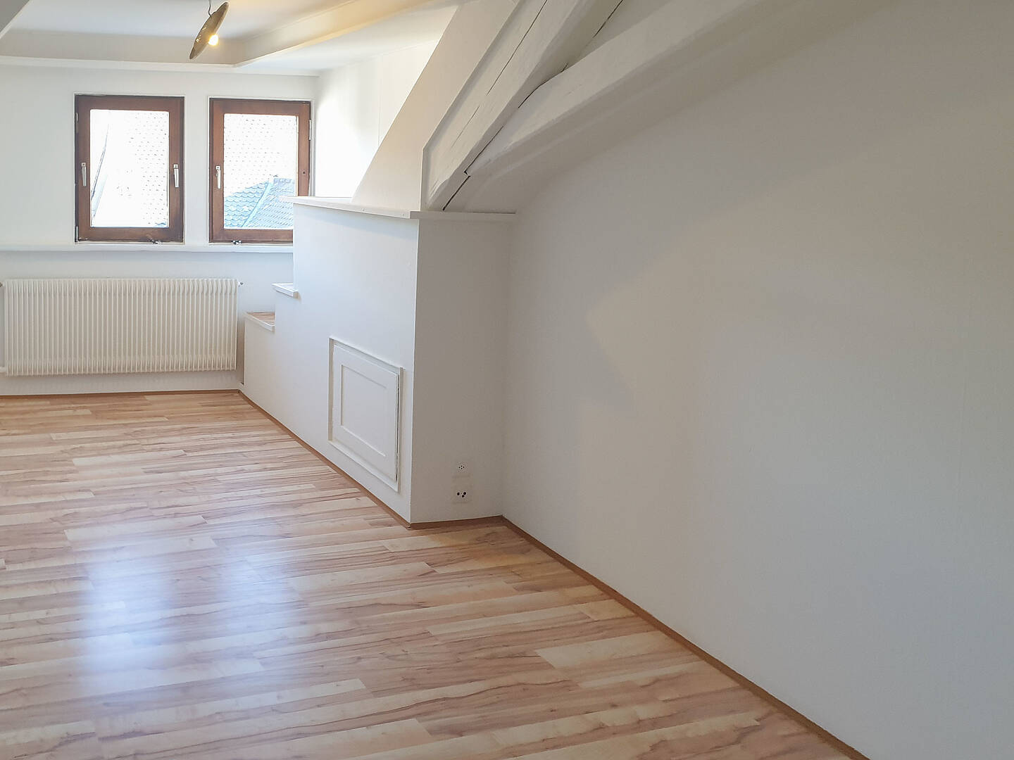 Heller leerer Dachraum mit Holzboden