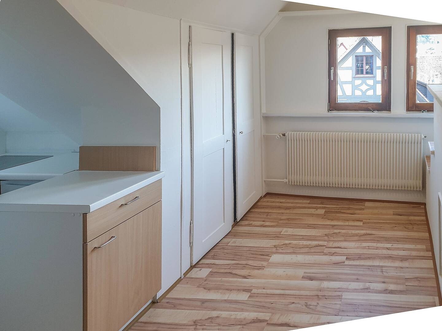 Helles Dachgeschosszimmer mit Holzfußboden