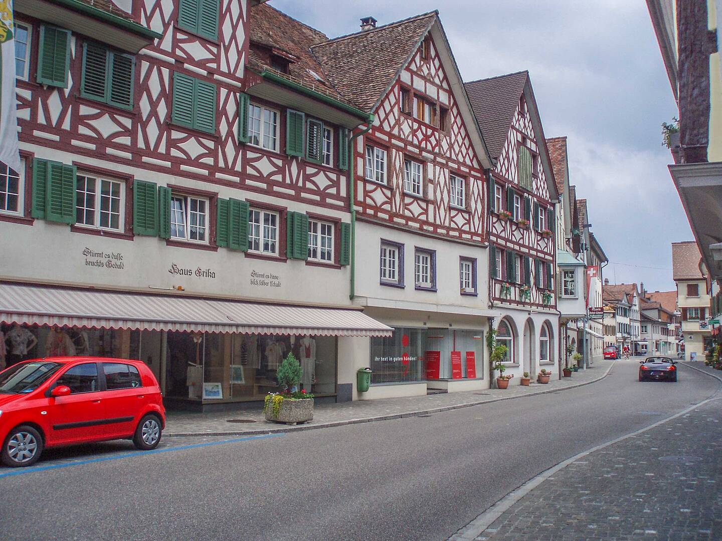 Historische Fachwerkhäuser an einer geschwungenen Straße