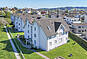 Wohnhaus mit Giebeldach und Garten