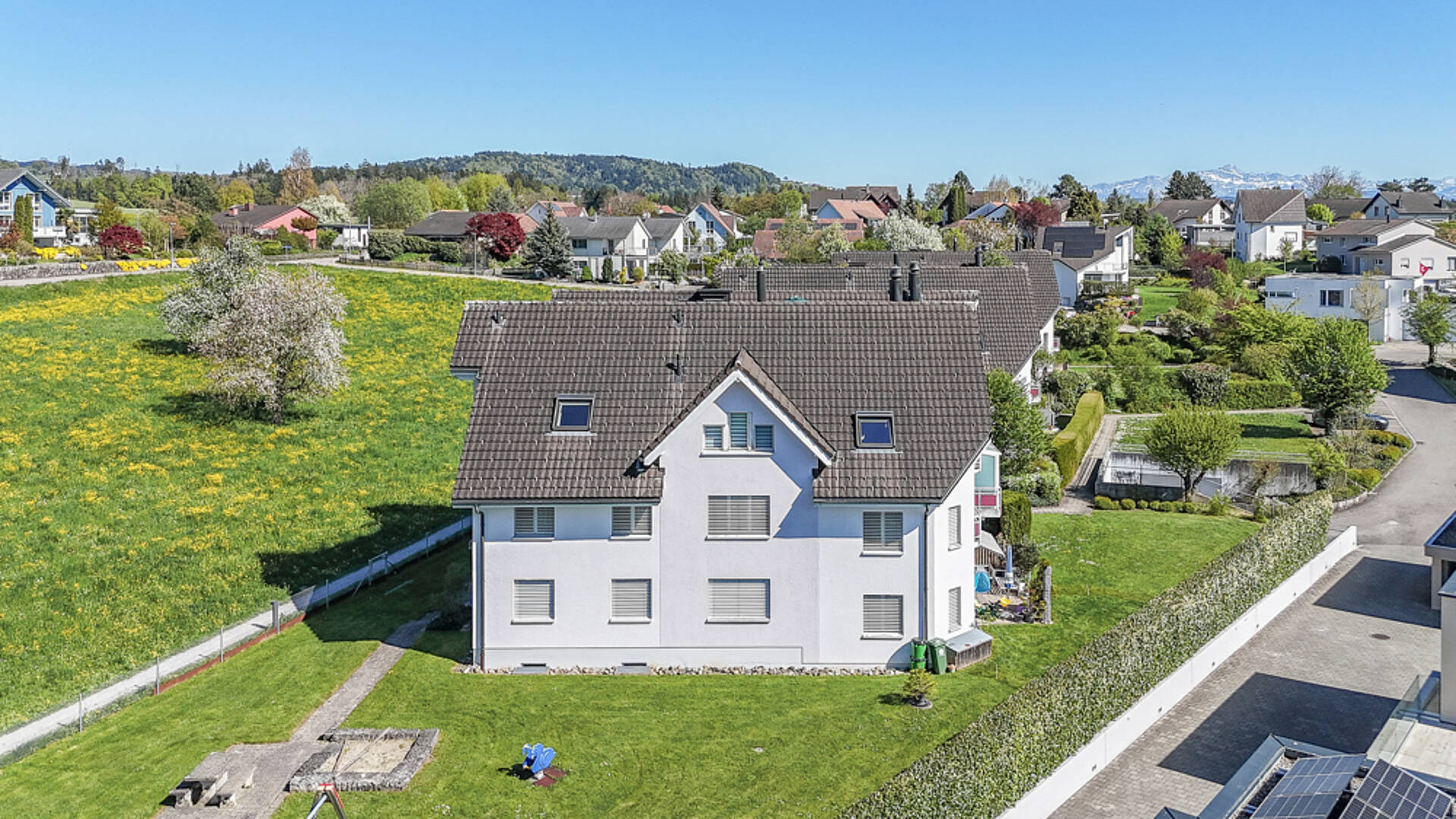 Luftaufnahme eines Einfamilienhauses im Wohngebiet
