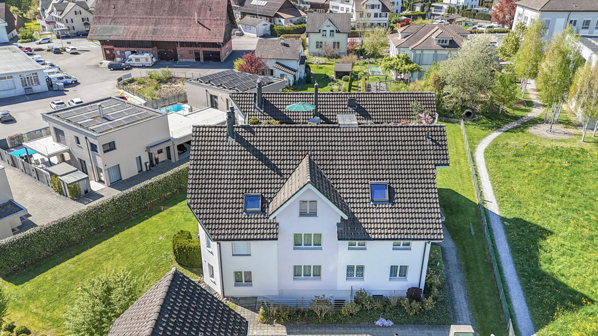 Luftaufnahme eines Einfamilienhauses mit Garten