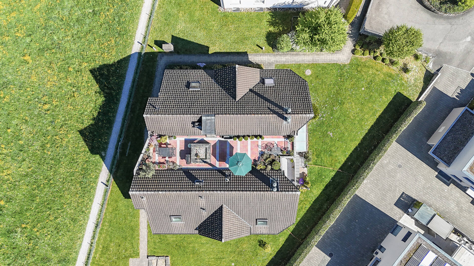Luftaufnahme eines Hauses mit Dachterrasse