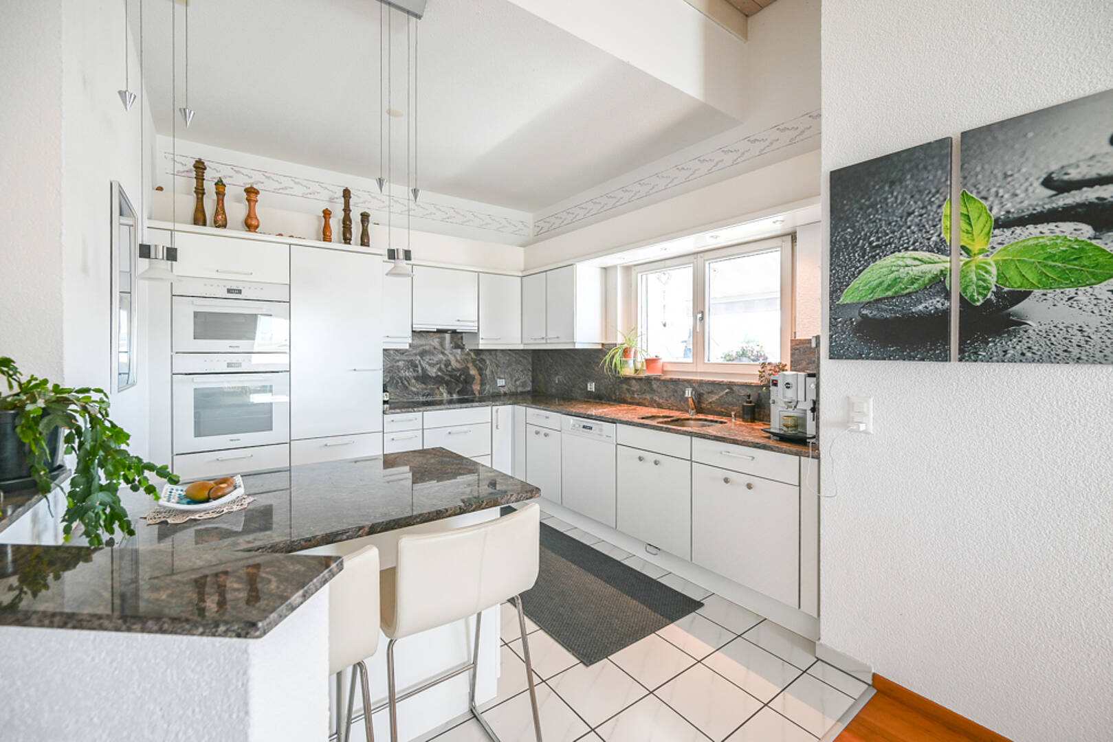 Moderne weiße Küche mit Granit-Arbeitsflächen