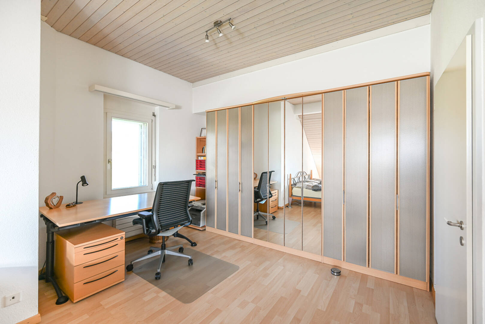 Arbeitszimmer mit Schrankwand