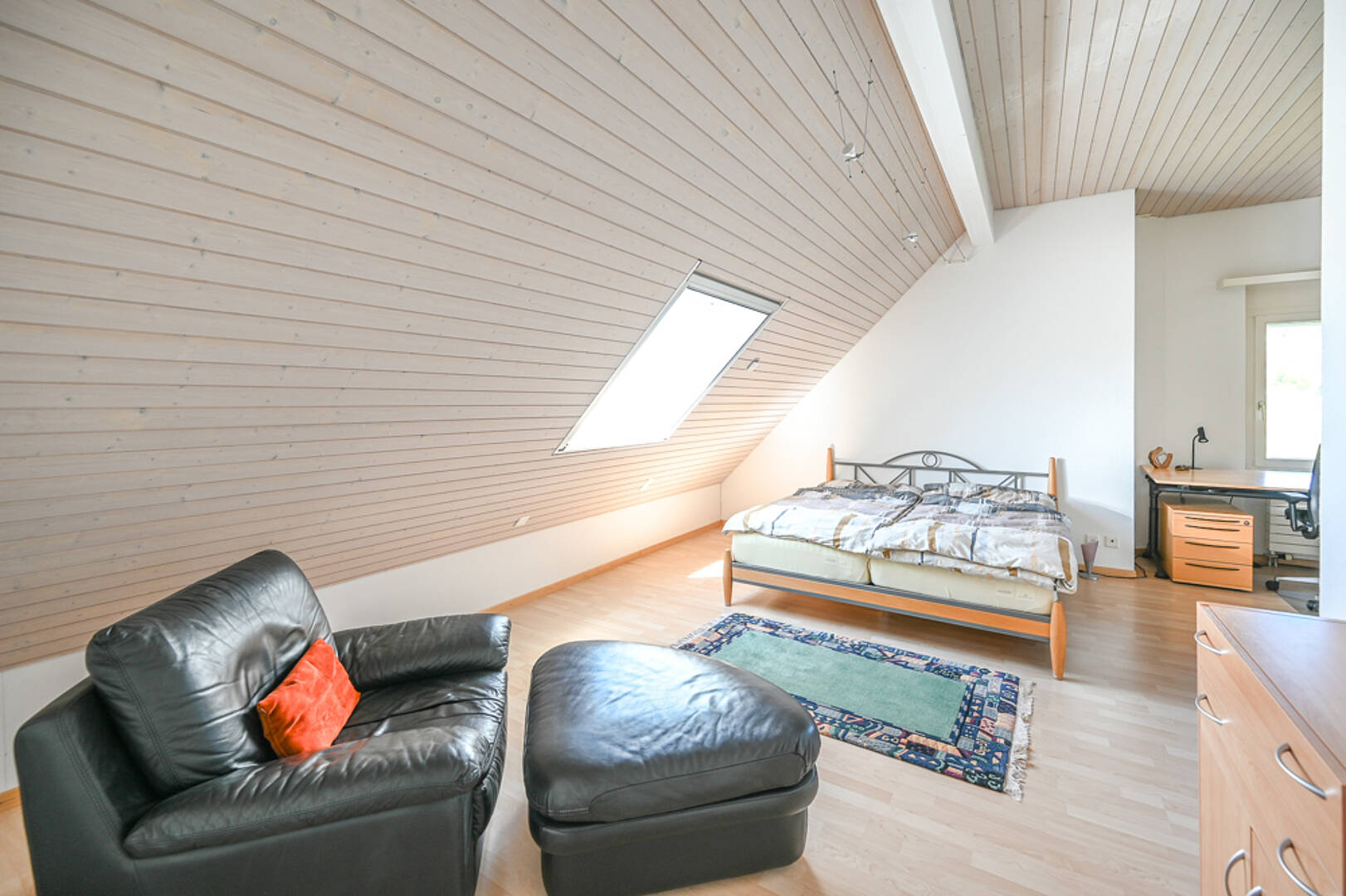 Dachgeschoss-Schlafzimmer mit Sitzbereich