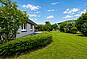 Außenansicht eines Wohnhauses mit Garten