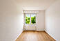 Leerer heller Raum mit Fenster