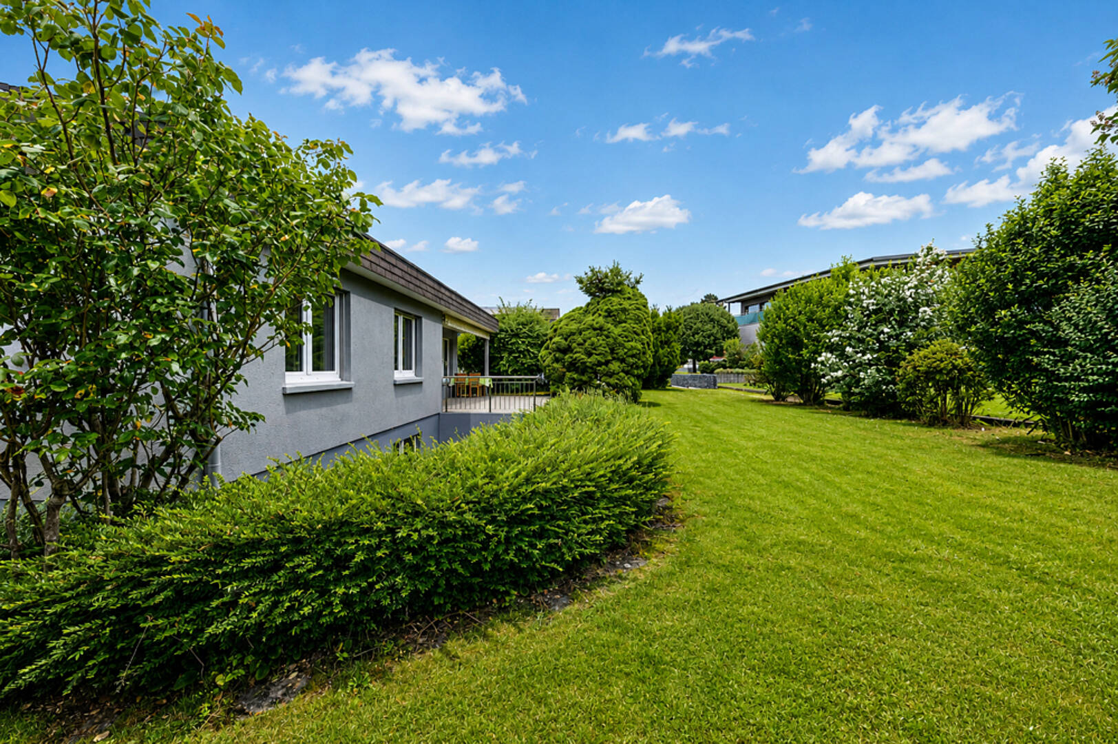 Gartenansicht eines eingeschossigen Hauses