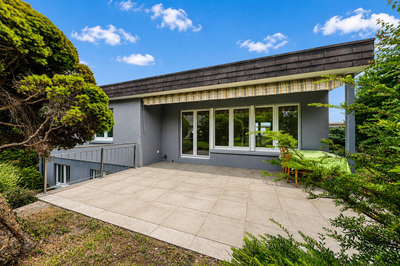 Terrasse eines modernen Hauses