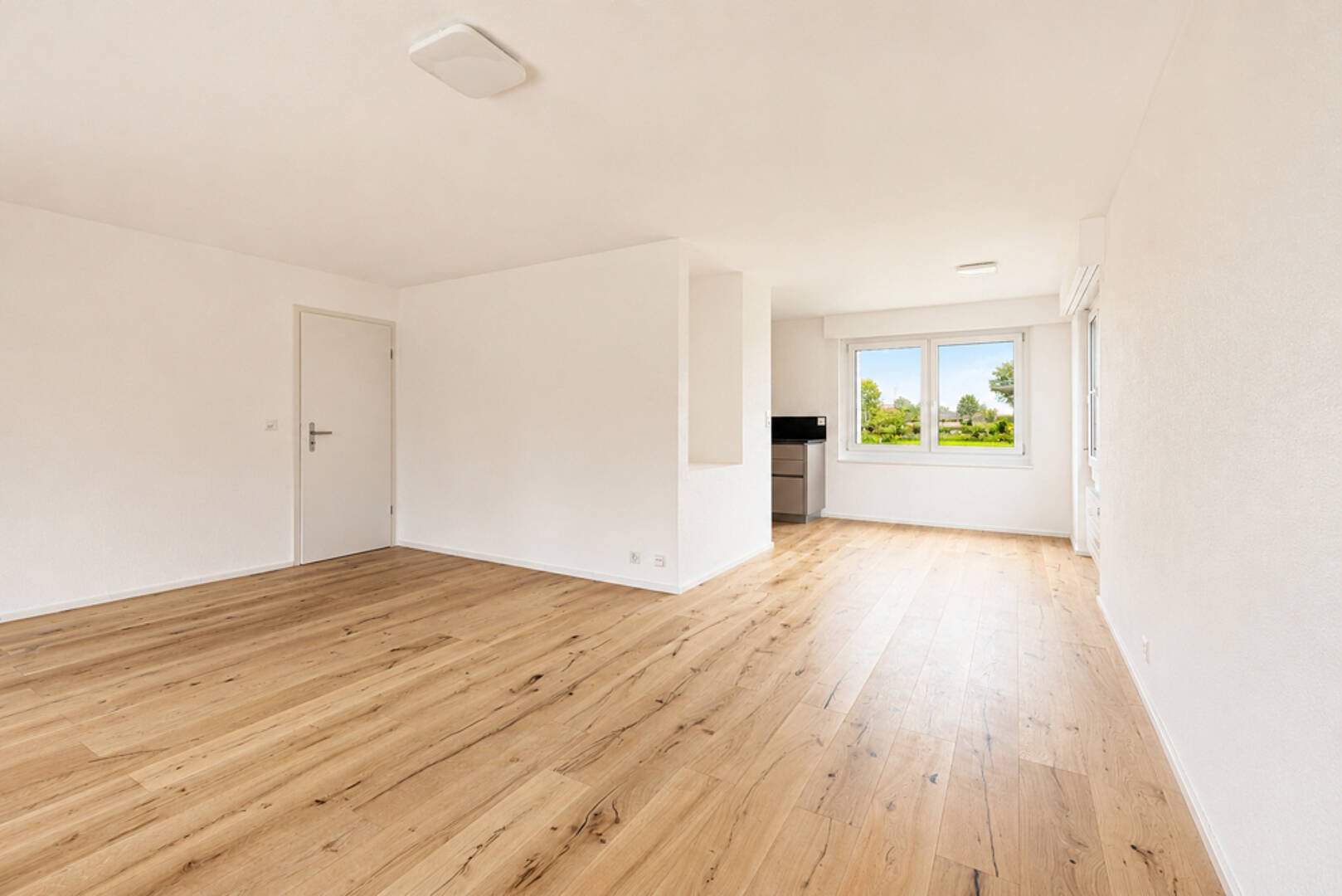 Heller leerer Wohnraum mit Holzfußboden