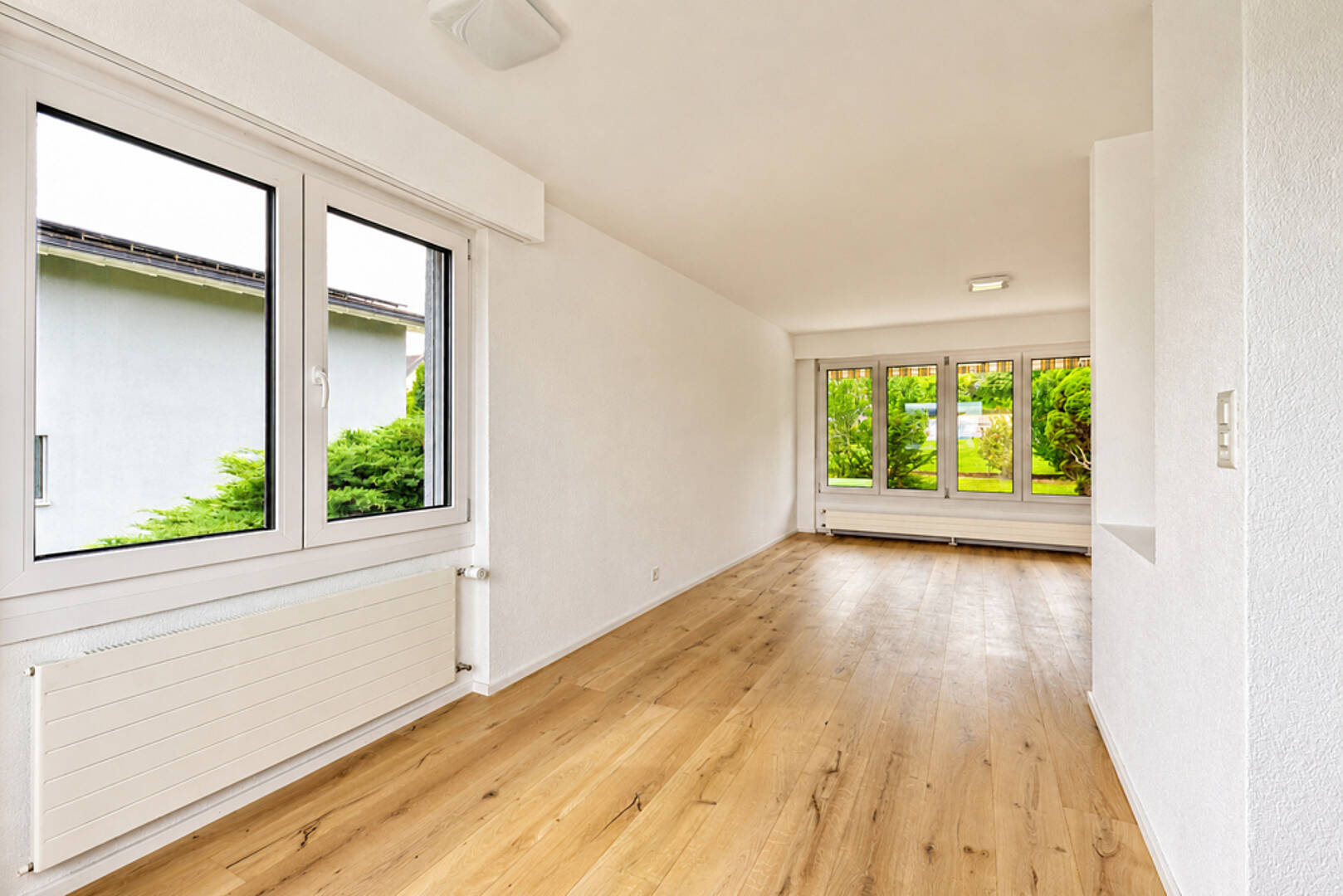 Heller leerer Raum mit Holzoptikboden