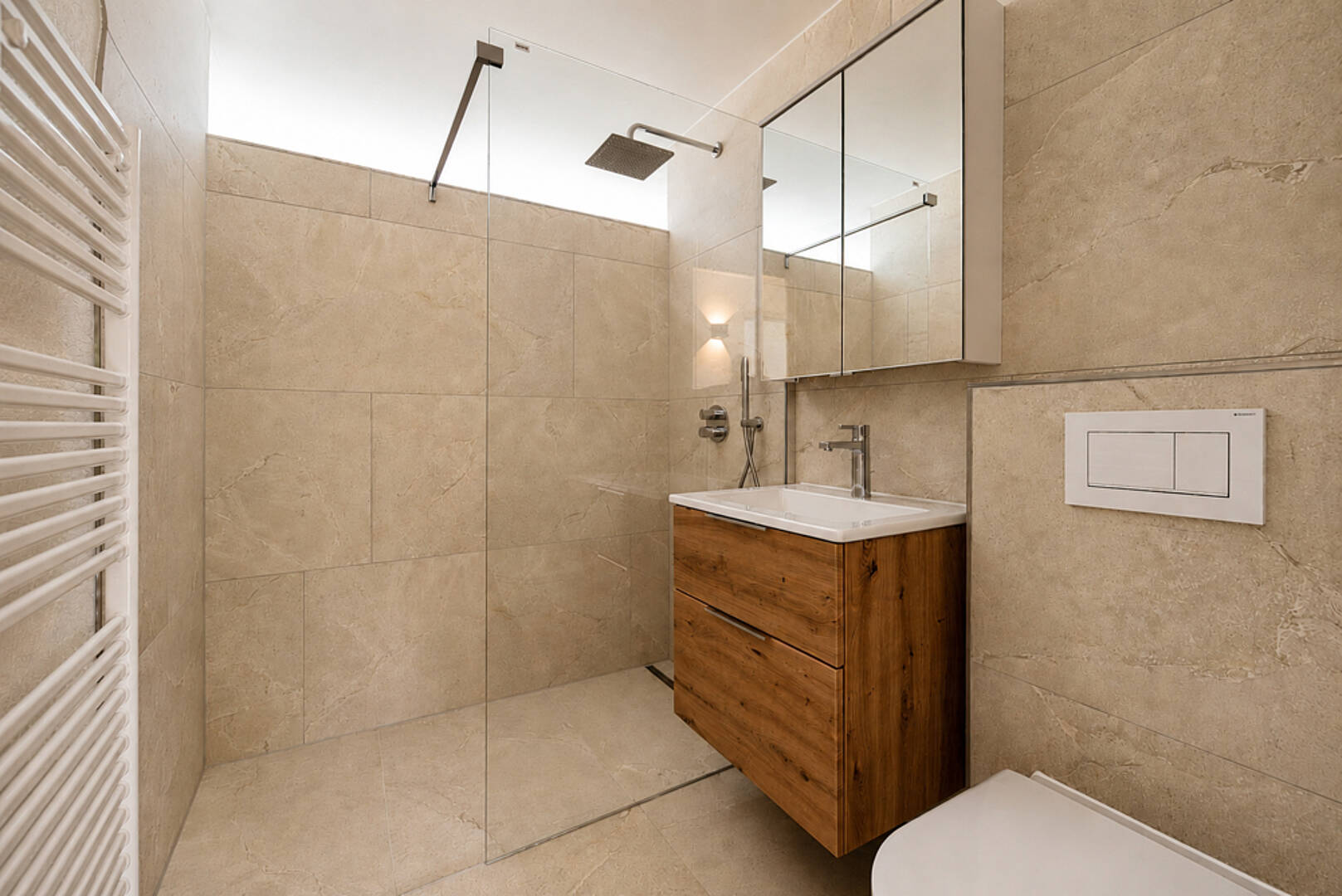 Modernes Badezimmer mit begehbarer Dusche